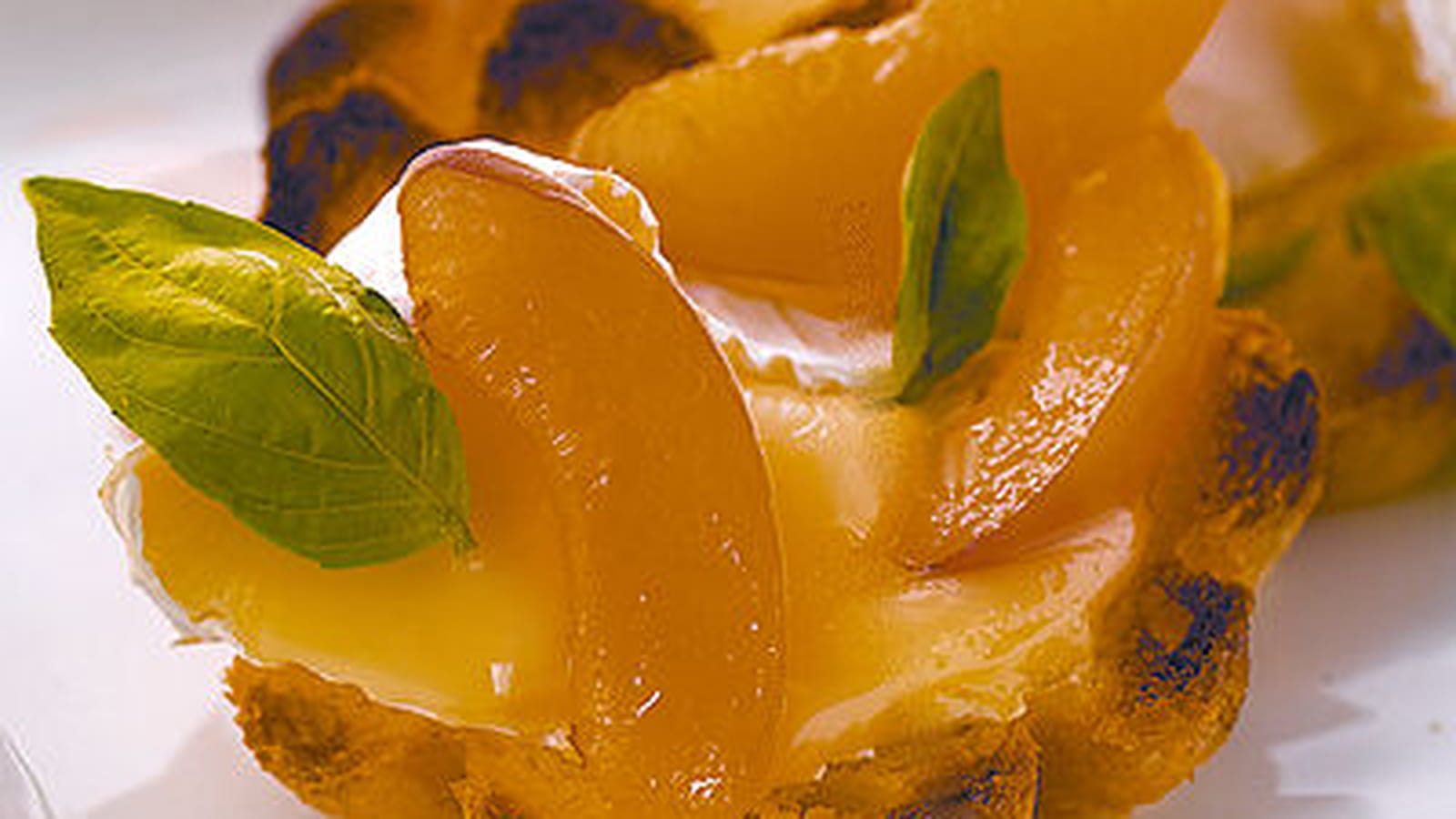 Brioche fondante de Camembert aux abricots et basilic