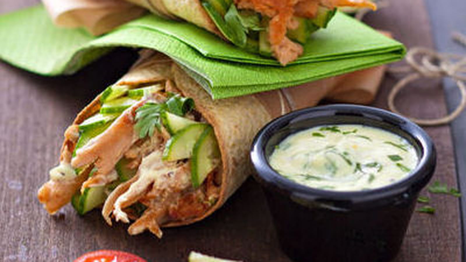 Wrap végétarien au concombre, curry et citron vert
