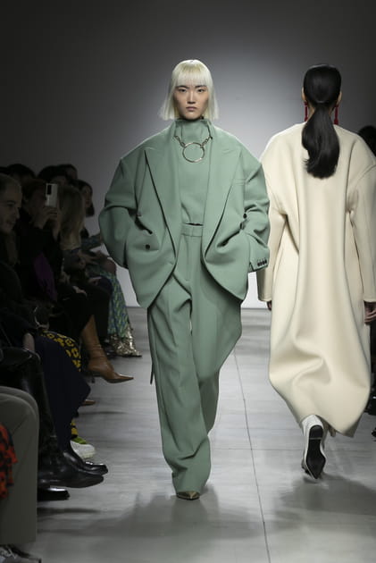 Costume oversize pastel aper&ccedil;u sur le d&eacute;fil&eacute; Calcaterra