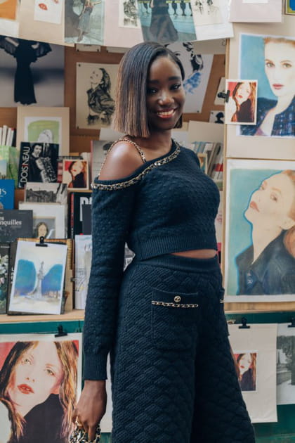 Karidja Touré en ensemble noir au défilé Chanel haute couture automne-hiver 2023-2024