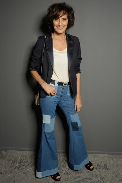 Inès de la Fressange en jean flare patchwork