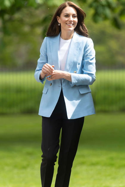 Kate Middleton en blazer bleu clair Reiss et pantalon de costume LK Bennett