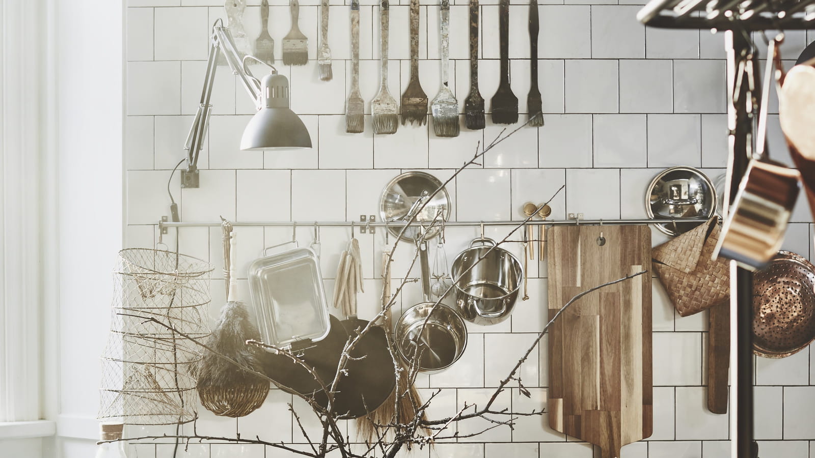 Ustensiles au mur de la cuisine