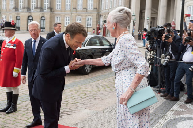 Le baise-main &agrave; la reine Margrethe est de rigueur