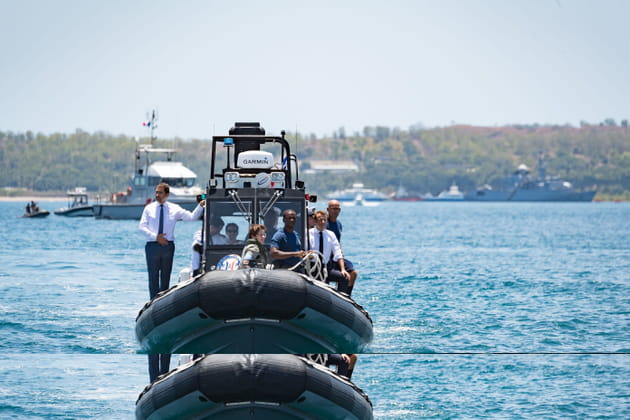 Christophe Castaner et Emmanuel Macron d&eacute;barquent &agrave; Mayotte