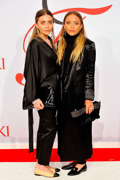 Mary-Kate et Ashley Olsen en ensembles noirs