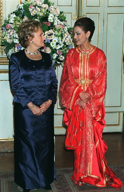 Bernadette Chirac en robe satin&eacute;e bleu marine &agrave; manches longues