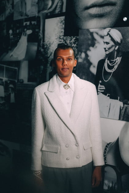 Stromae en blazer blanc au d&eacute;fil&eacute; Chanel printemps-&eacute;t&eacute; 2023