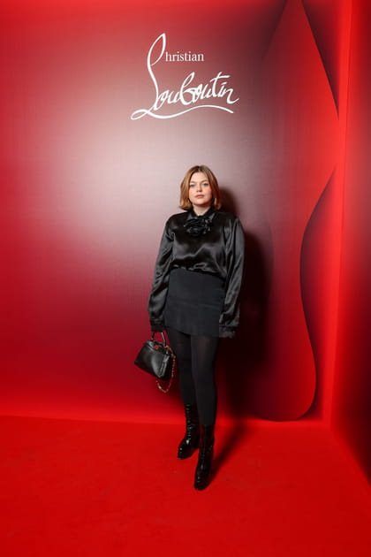 Louane en chemisier satiné noir et minijupe en daim à l'événement Louboutin