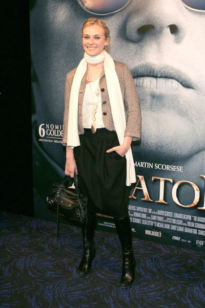 Diane Kruger en veste courte marron et pantalon noir