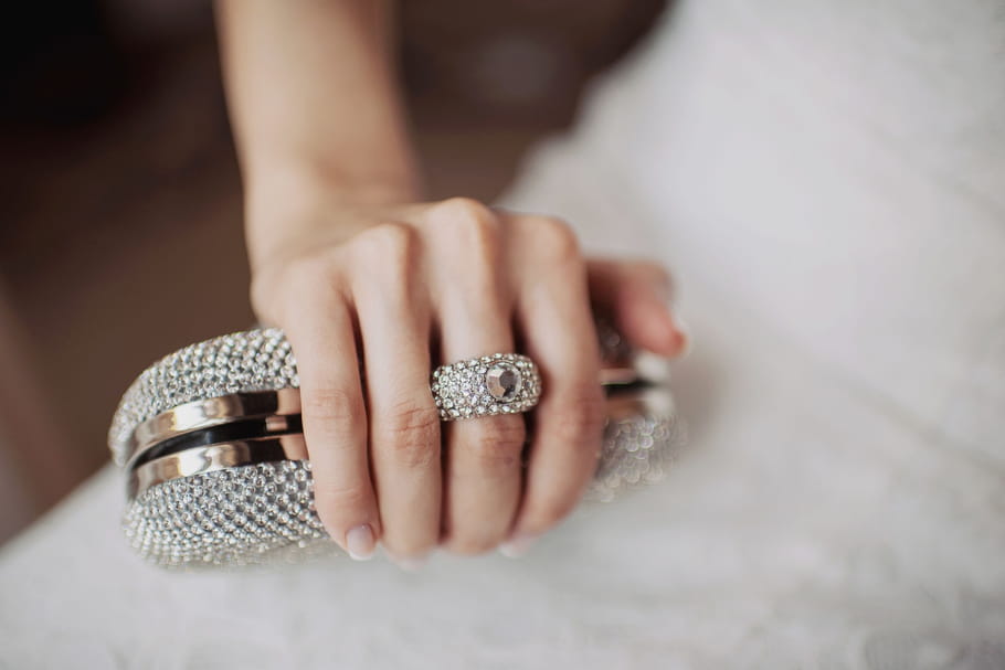 Trousse de secours : les indispensables de la mariée pour le jour J