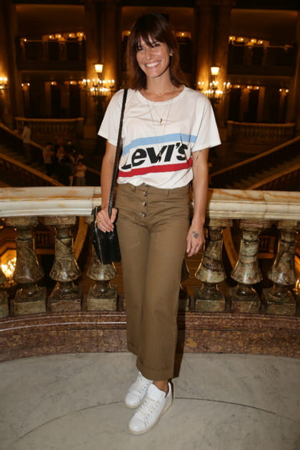 Fauve Hautot en t-shirt Levi's et baskets