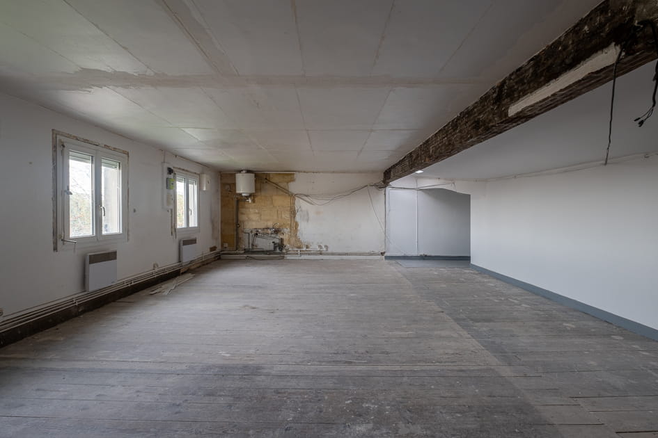 Avant&nbsp;: une pi&egrave;ce de vie basse de plafond et d&eacute;labr&eacute;e