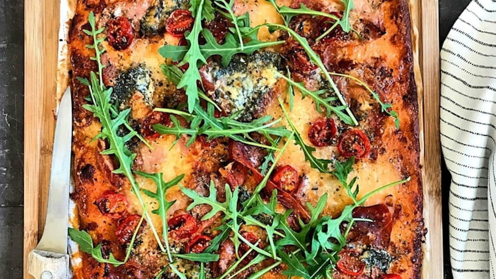 Pizza au jambon cru et fromage