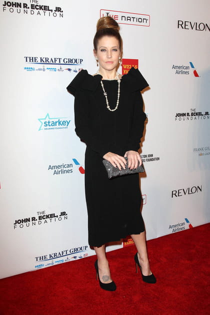 Lisa Marie Presley en robe noire et bijoux Chanel