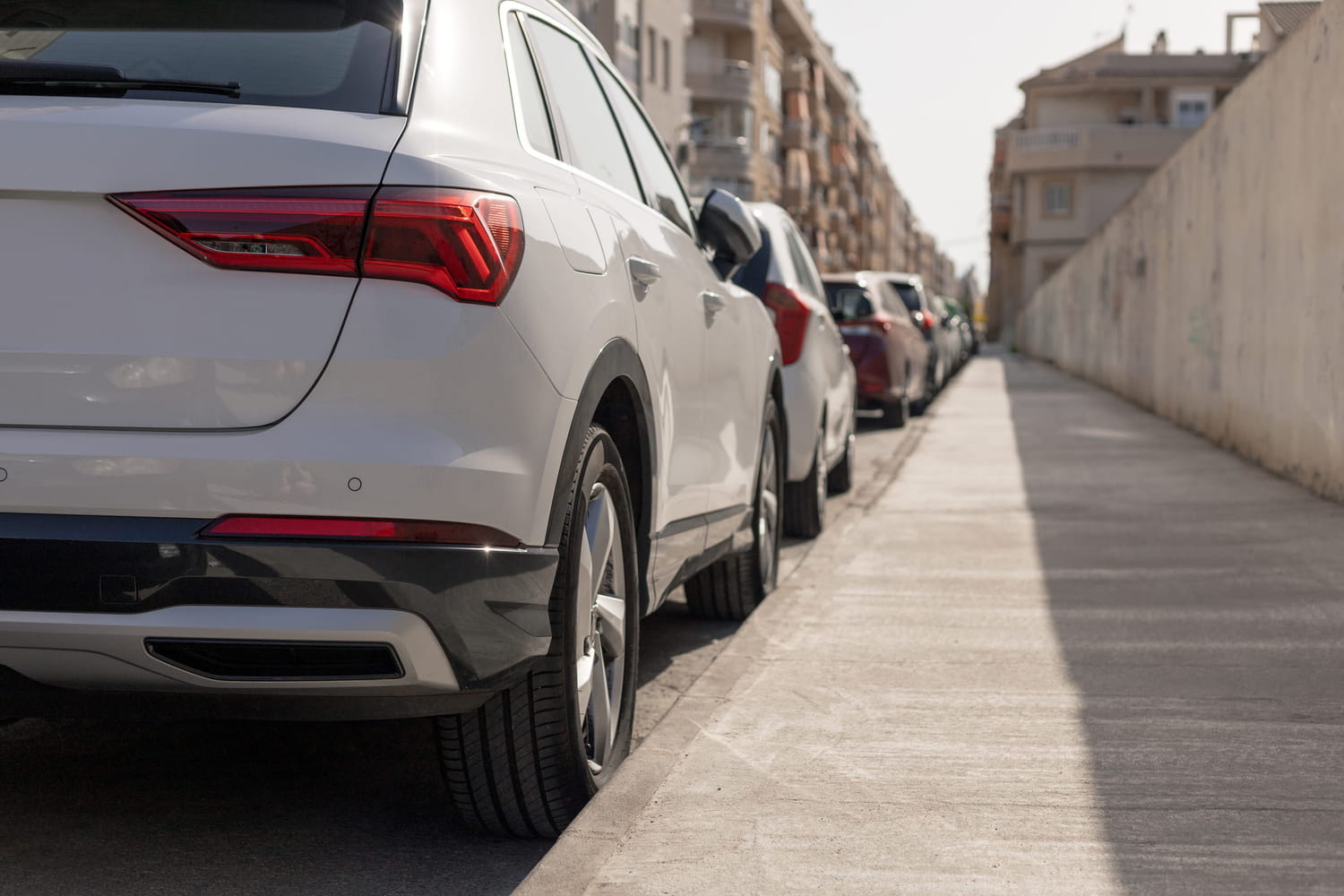 when you park on a slope, a single gesture prevents the car from moving