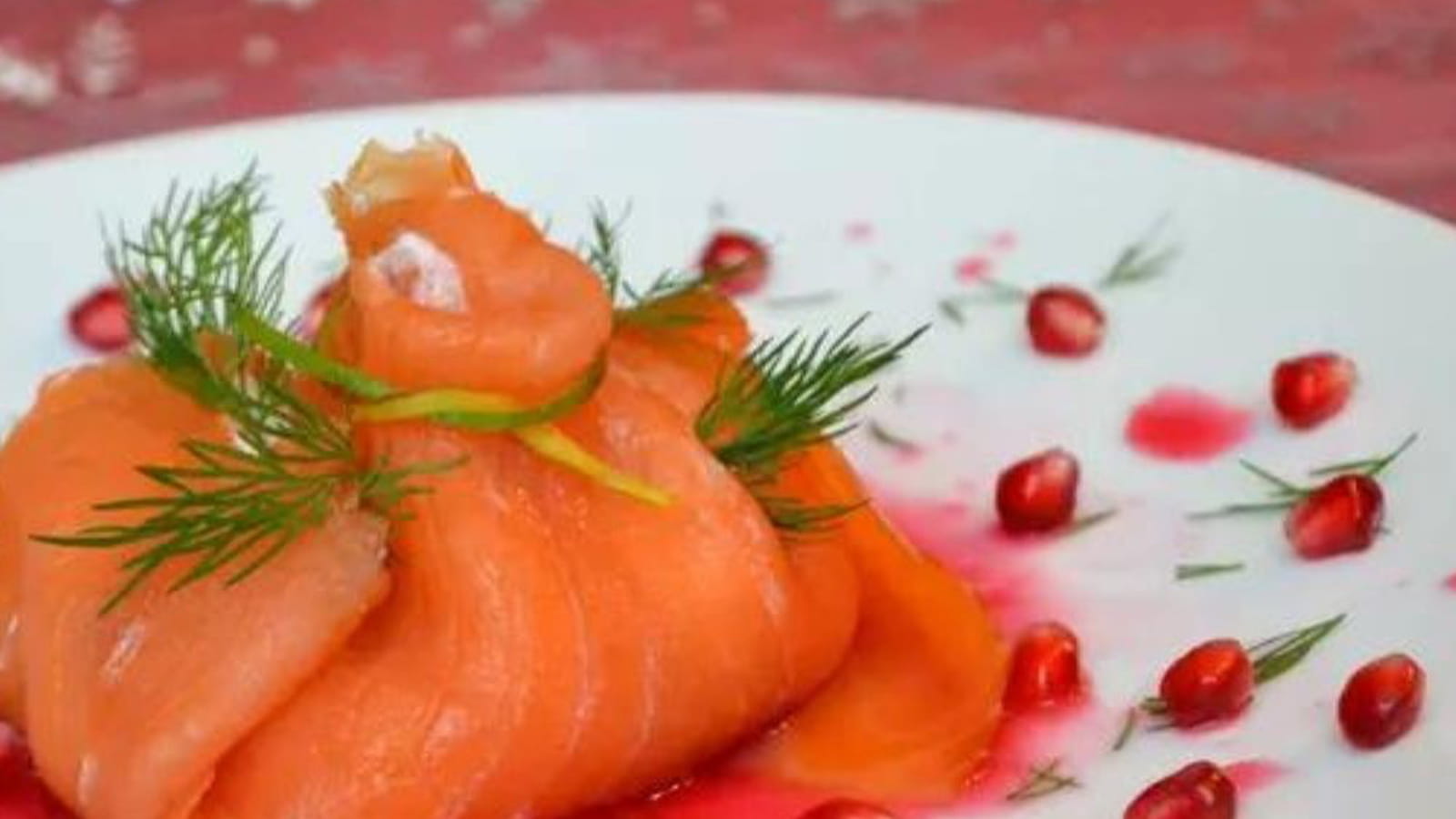 Aumônières de saumon fumé à la mangue et kiwi, sauce grenade-citron vert