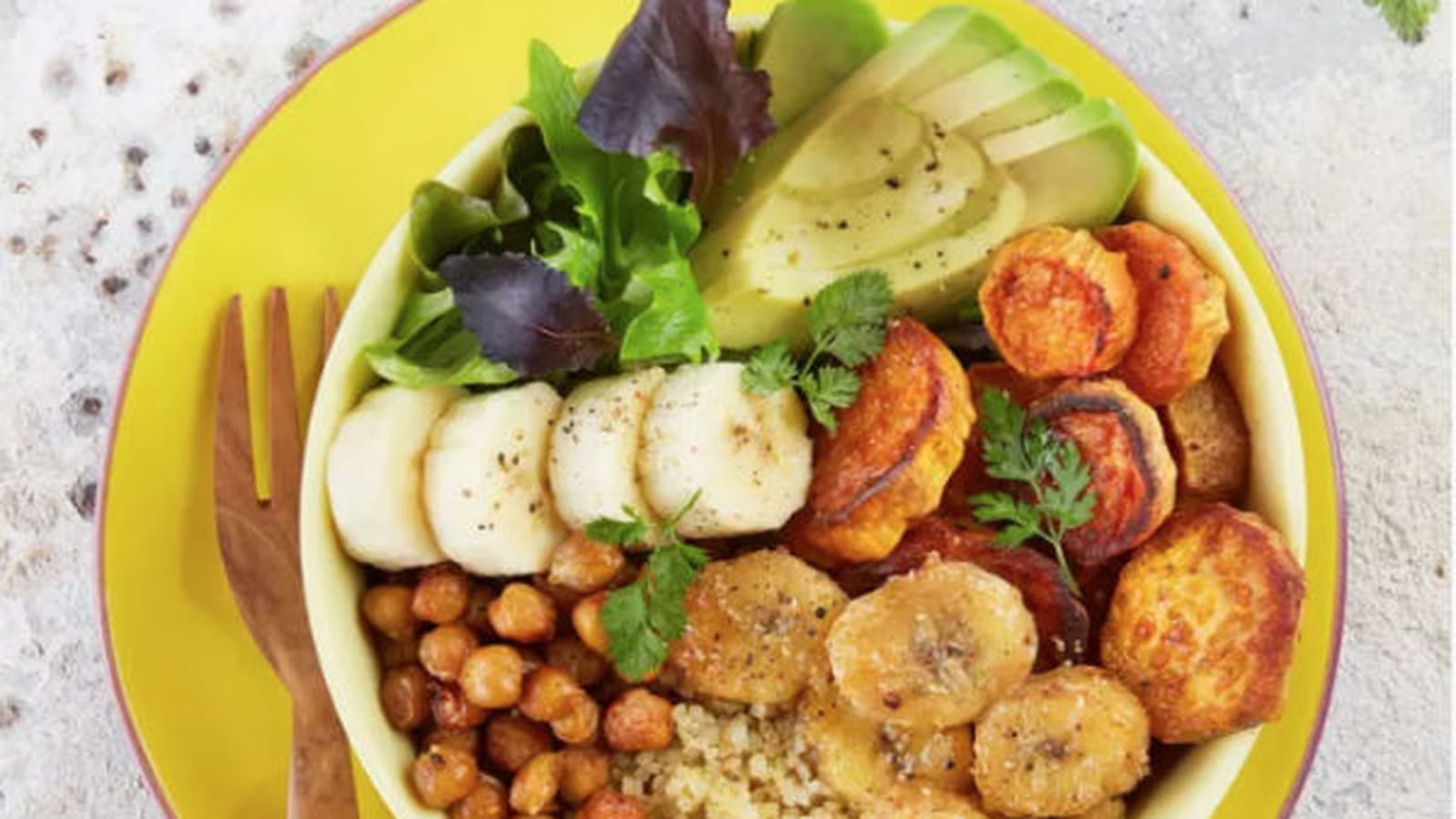 Buddha bowl au quinoa, bananes fraîches et rôties