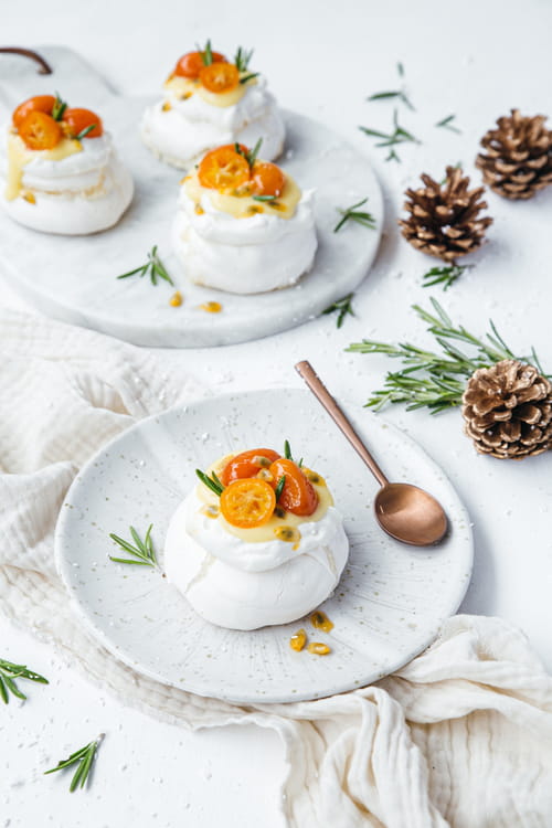 Mini pavlovas au lemon curd et kumquats confits