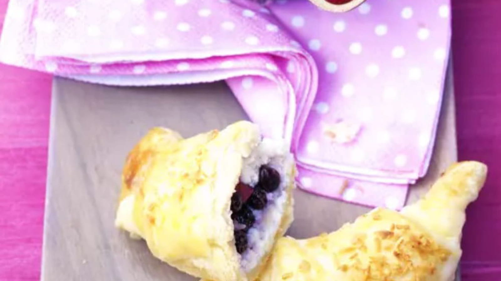 Croissants aux myrtilles sauvages avec confiture de pommes et myrtilles