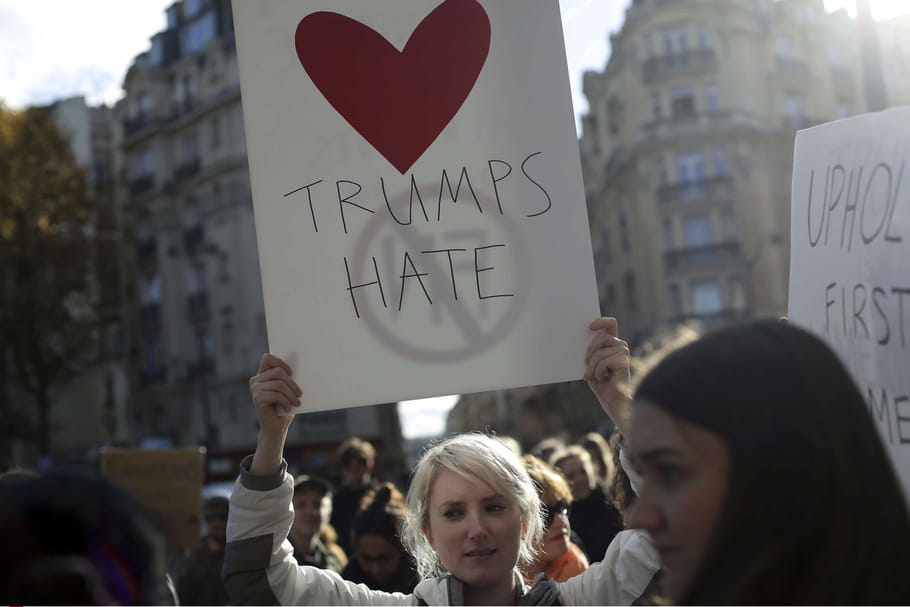 Trump entre à la Maison-Blanche, les femmes sortent dans la rue