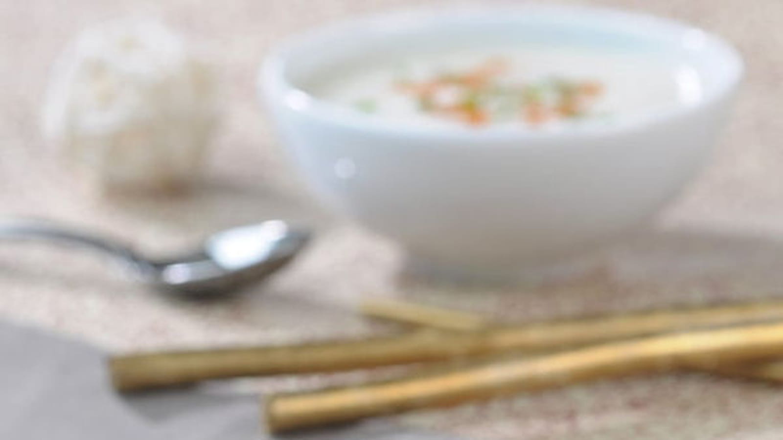 Soupe froide de chou-fleur et œufs de saumon