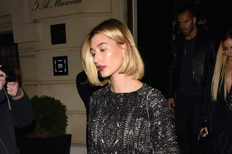 Le carr&eacute; mi-long 70's d'Hailey Bieber