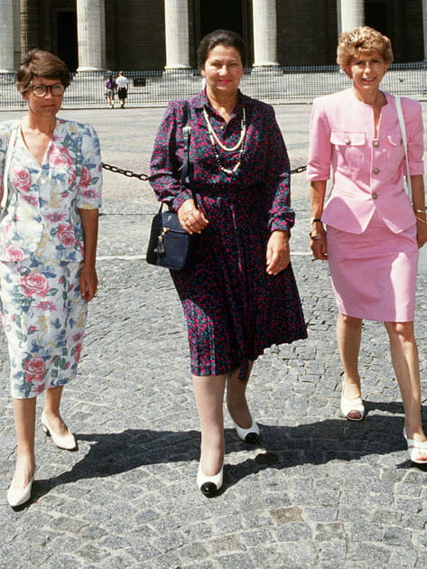 Trois féministes devant le Panthéon