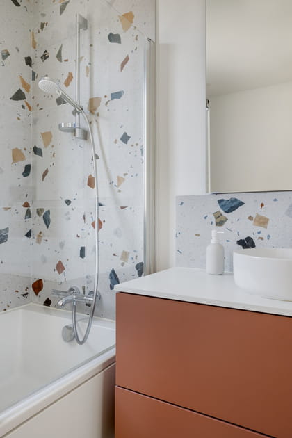 Apr&egrave;s&nbsp;: une salle de bains p&eacute;tillante au style terrazzo