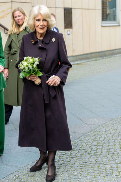 Camilla Parker-Bowles en total look marron avec manteau long