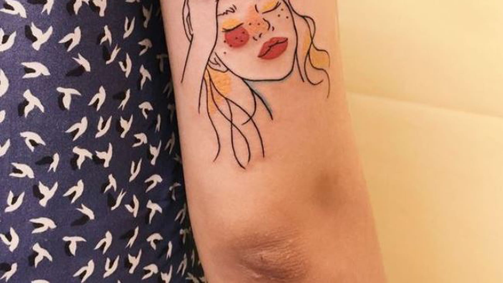 Le visage féminin et coloré