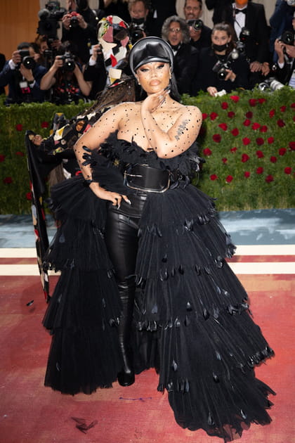 Nicki Minaj dans une tenue en cuir et plumes