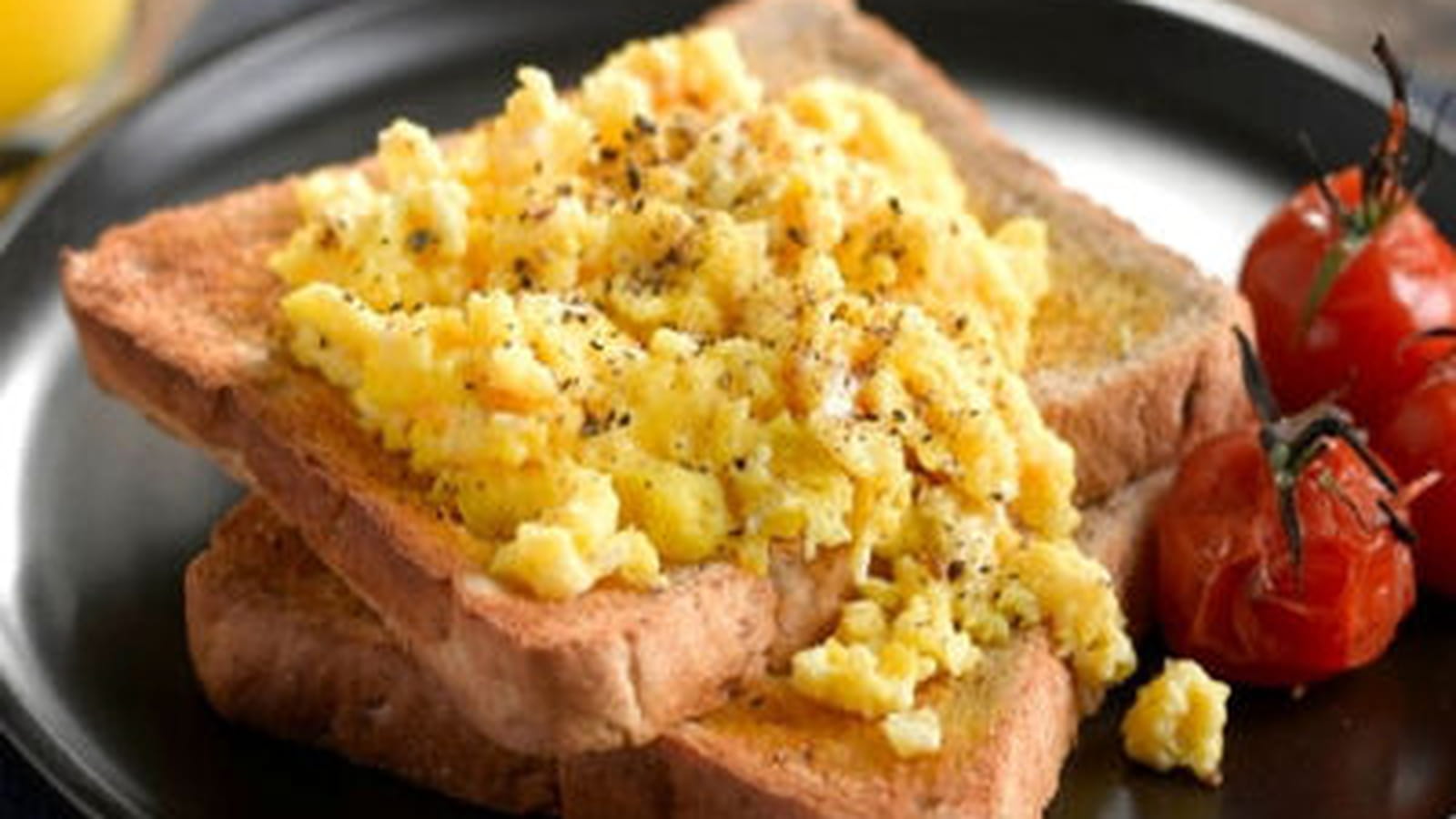 Tartines aux œufs brouillés