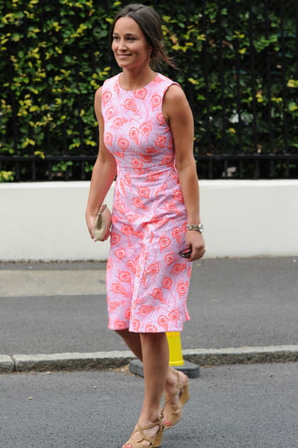 Pippa Middleton en robe rose bonbon cintrée
