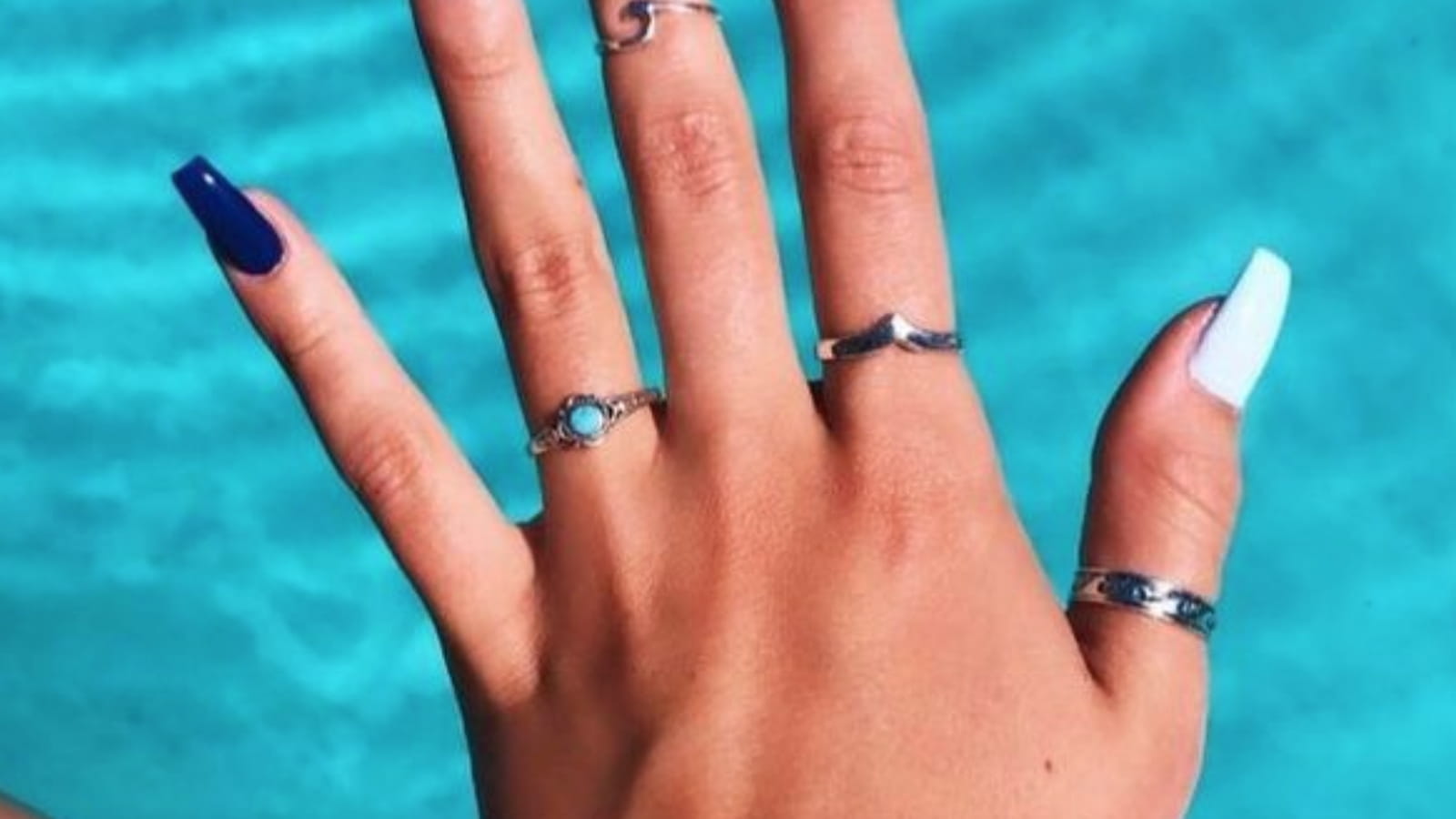 Des ongles bleus multicolores