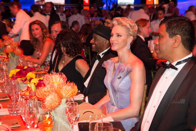 La belle Charlene au milieu des invit&eacute;s