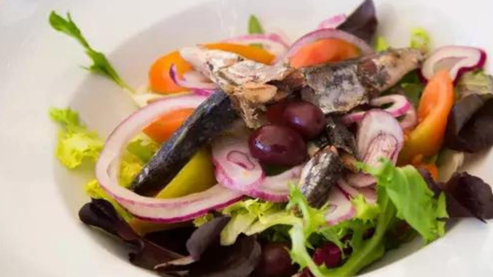 Salade aux sardines et oignons pickles