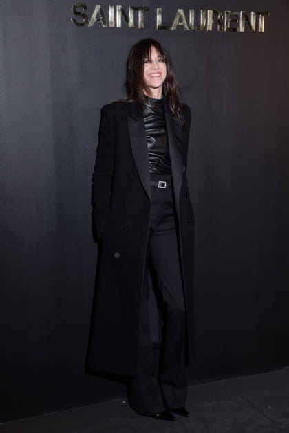 Charlotte Gainsbourg en manteau long et haut noir drapé