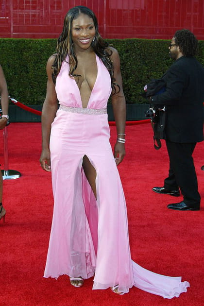 Serena Williams en robe rose fendue et ceinturée de paillettes