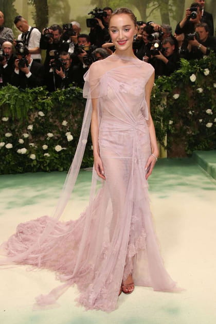 Tout en transparence pastel, Phoebe Dynevor fait revivre Daphn&eacute; &agrave; l'aube d'une nouvelle saison des Bridgerton