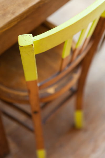 une chaise modernisée grâce à de la peinture