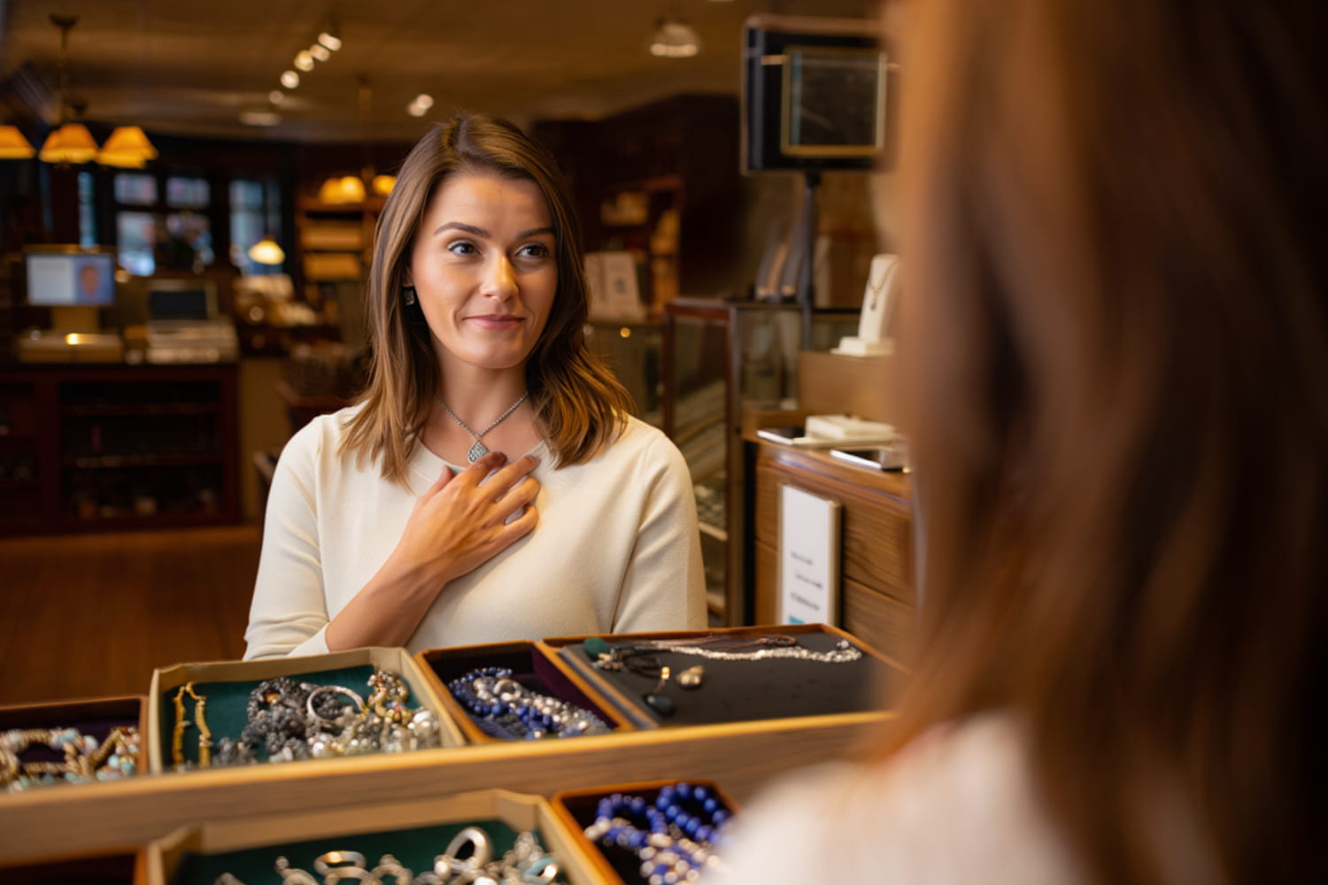 For a head posture worthy of a queen, a stylist reveals the necklace that enhances all collars For a head posture worthy of a queen, a stylist reveals the necklace that enhances all collars