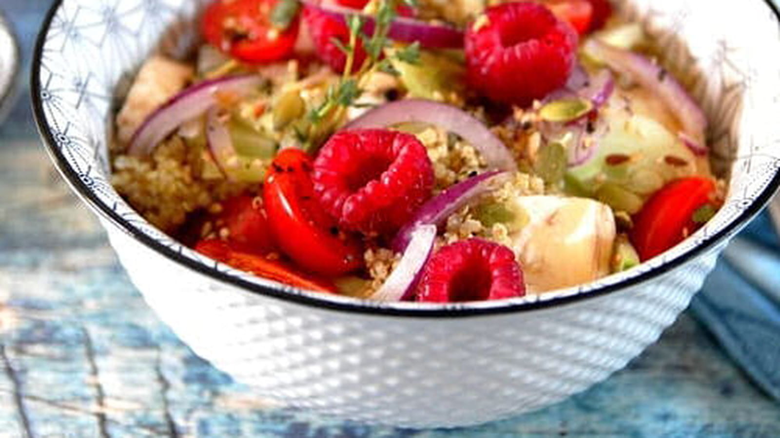 Salade healthy au quinoa, légumes et framboises
