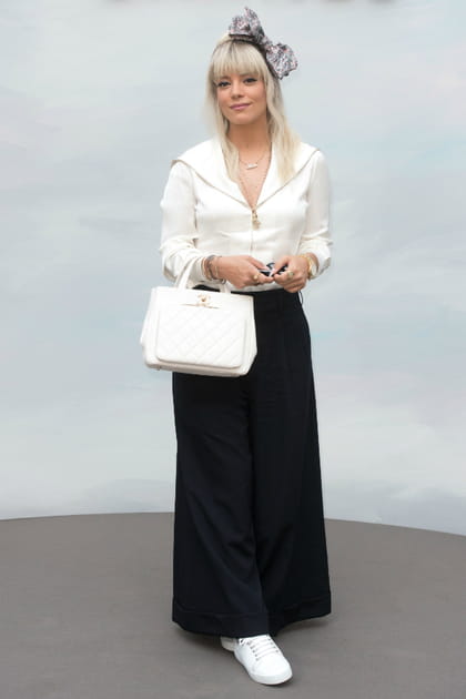 Lily Allen en look Chanel et baskets