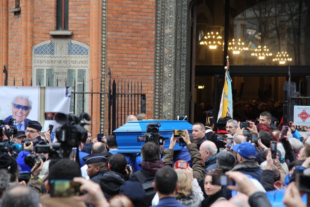 Le cercueil bleu de Michou quitte l'&eacute;glise Saint-Jean &agrave; Montmartre