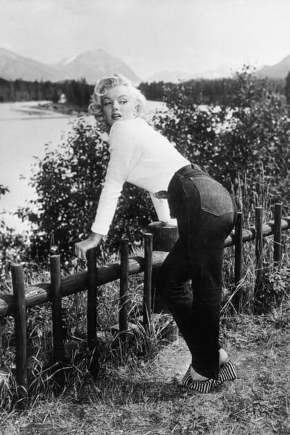 Marilyn Monroe en jean taille haute et escarpins compensés