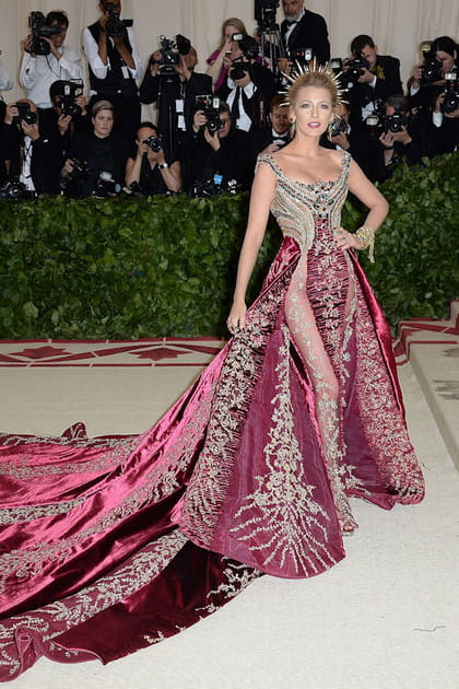 Blake Lively en robe brodée Versace
