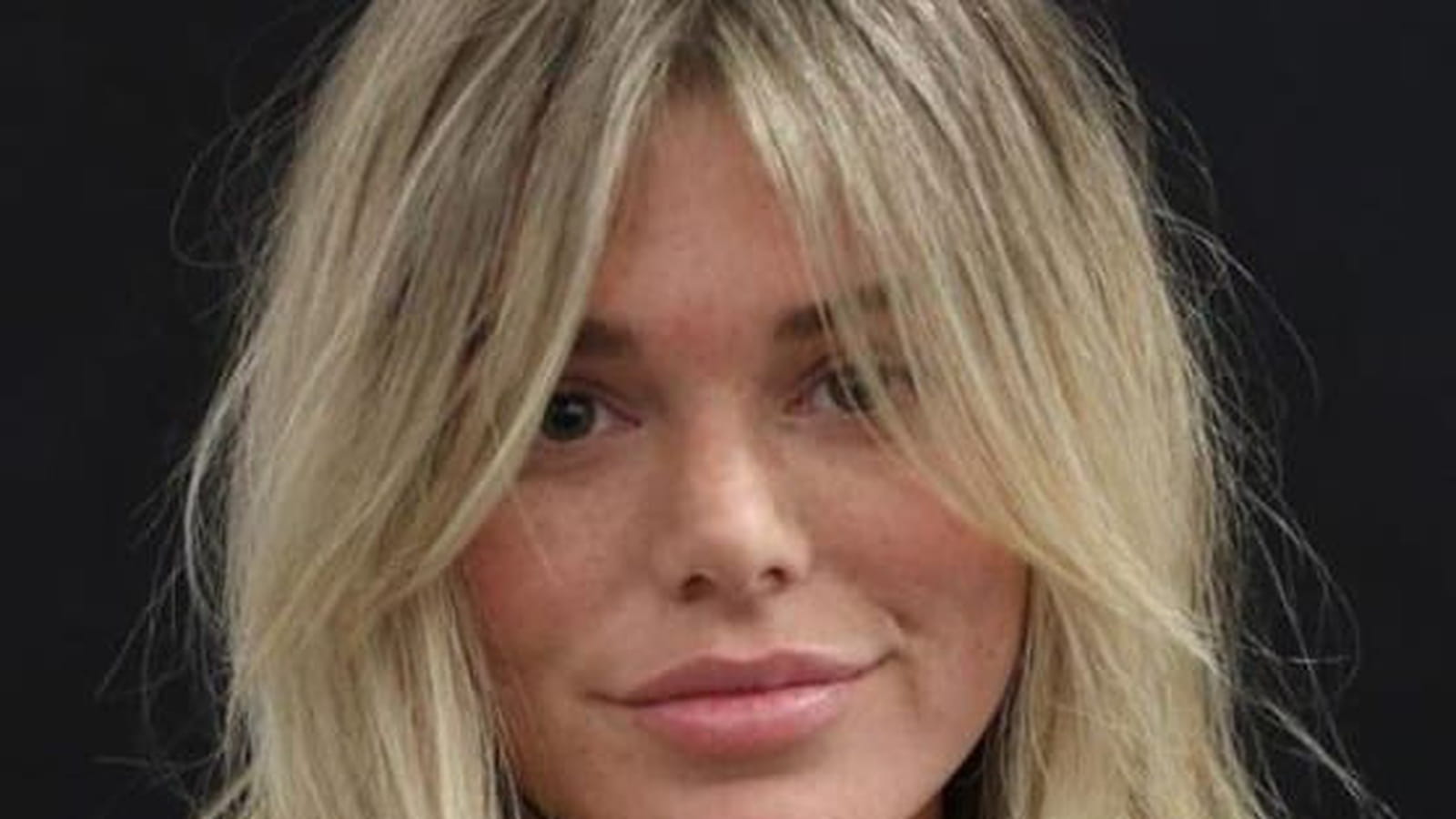 Frange rideau longue et cheveux texturés
