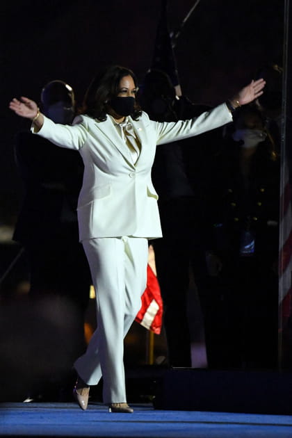 Kamala Harris en costume blanc