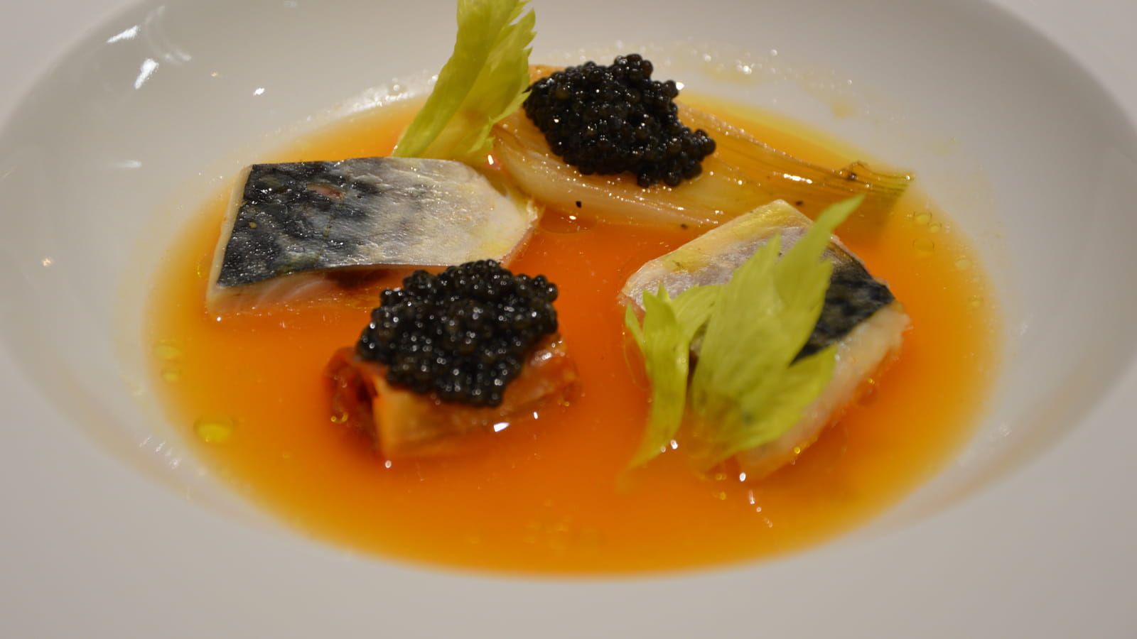 Maquereau poché, caviar Akitania Nouvelle Récolte, oignon nouveau, bouillon tomate et céleri